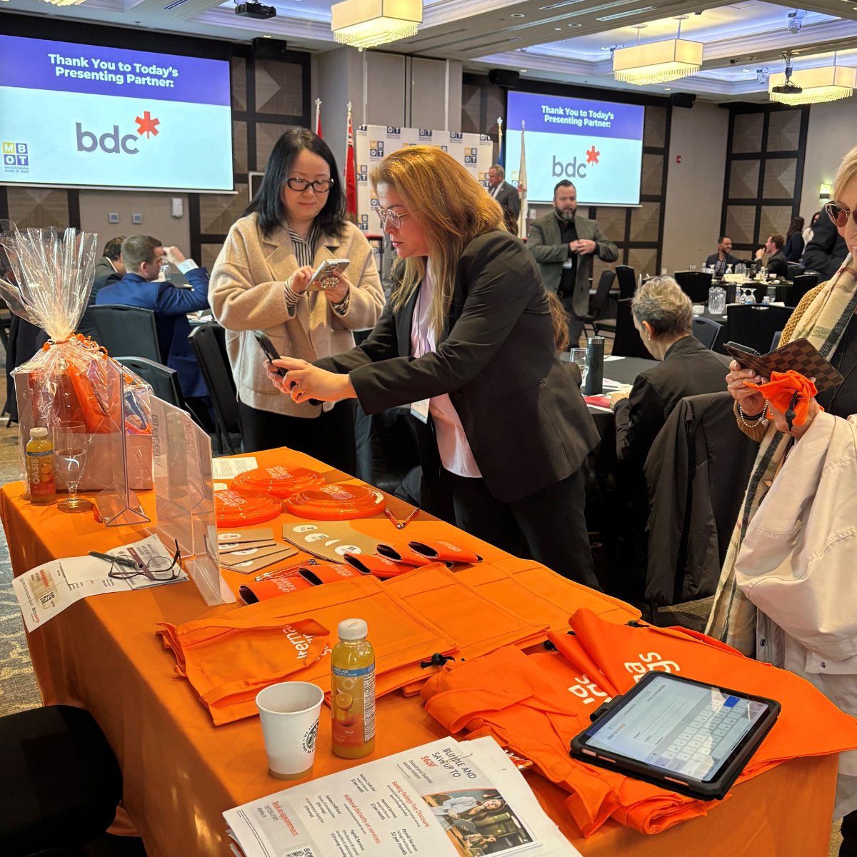 alternasavings's tweet image. 💼 Great day connecting with Mississauga’s small business community at the MBOT Small Business Forum! Huge thanks to everyone who stopped by to chat with Lesya, Kavita and Eric — here’s to growing local businesses, together. 🚀 #MBOT #AlternaDifference