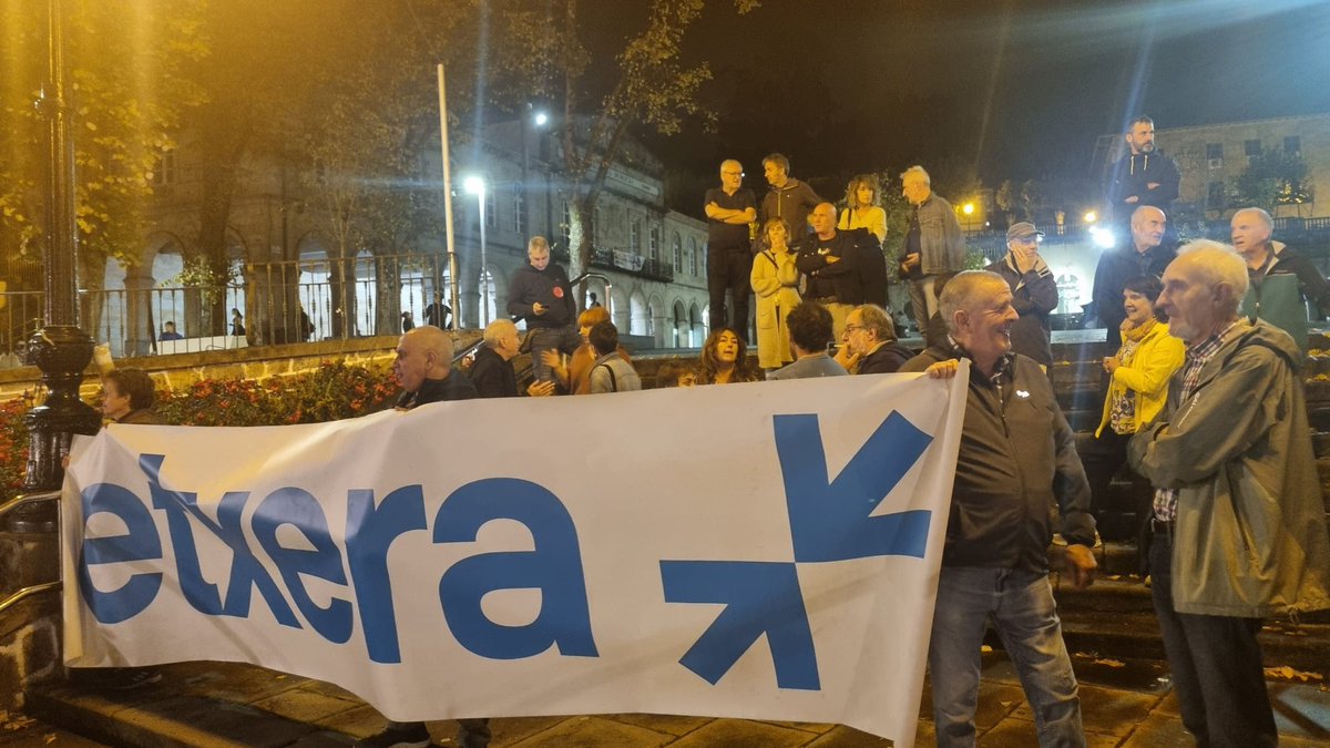 SareGernika's tweet photo. 35 lagun elkartu gara #GernikaLumon azken ostiralean #Urria @sare_herritarra @EtxeratElkartea
Denak etxera! https://t.co/KrQYYeeNio
