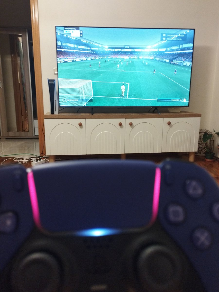 Dükkanı kapattık şimdi babama fıfa oynamayı öğretiyorum.. Hayat güzel