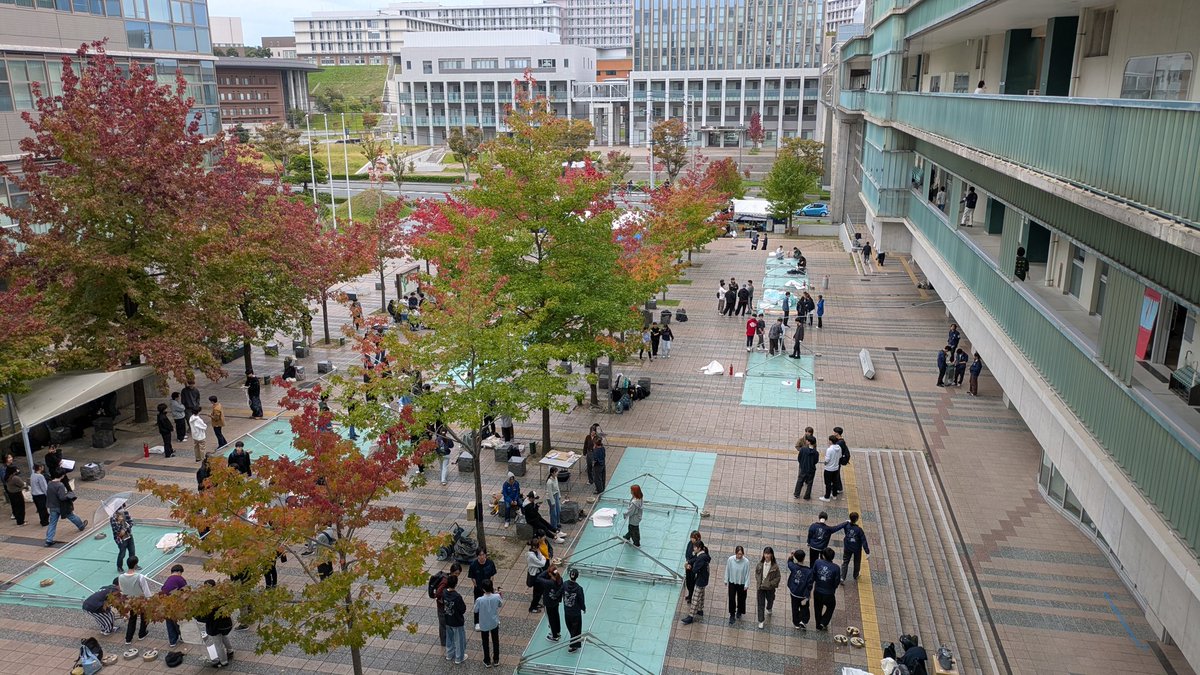 kyu_en's tweet image. ささ！本日は九大祭1日目ですよ〜！
天気も良し！祭り日和だ！

昨日は初日の演者&amp;amp;裏方で最後の確認をしておりました！

オリジナル脚本でお送りする公演『AIと過ち』、ぜひお立ち寄りください〜！

(おじい)