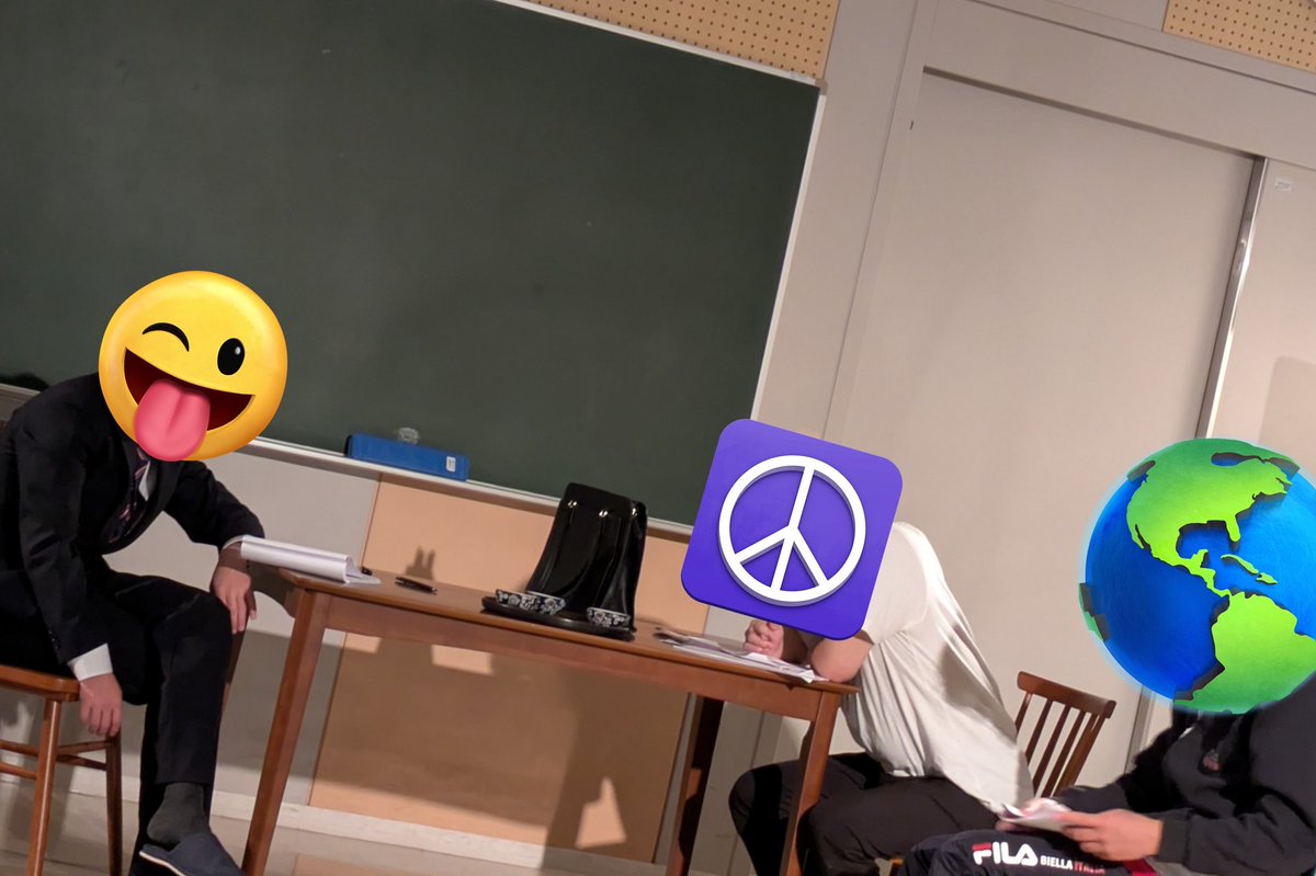 kyu_en's tweet image. ささ！本日は九大祭1日目ですよ〜！
天気も良し！祭り日和だ！

昨日は初日の演者&amp;amp;裏方で最後の確認をしておりました！

オリジナル脚本でお送りする公演『AIと過ち』、ぜひお立ち寄りください〜！

(おじい)