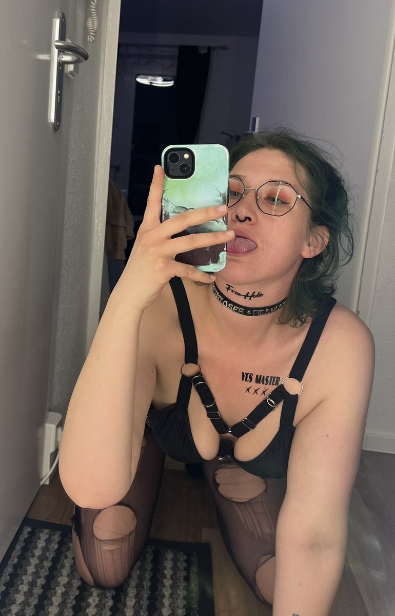JMadame_Wertlos's tweet photo. wuff wuff 🐶
#HappyHalloween #dress #freehole #sub #mirror 👻🎃❤️🔥 https://t.co/fgLUpdDVmM