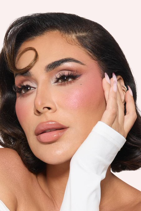 إطلالة مثالية بتأثير الفلتر.. اكتشفي سر المكياج الاحترافي من هدى بيوتي لبشرة ناعمة وخالية من العيوب. تعرفي على المستحضرات 