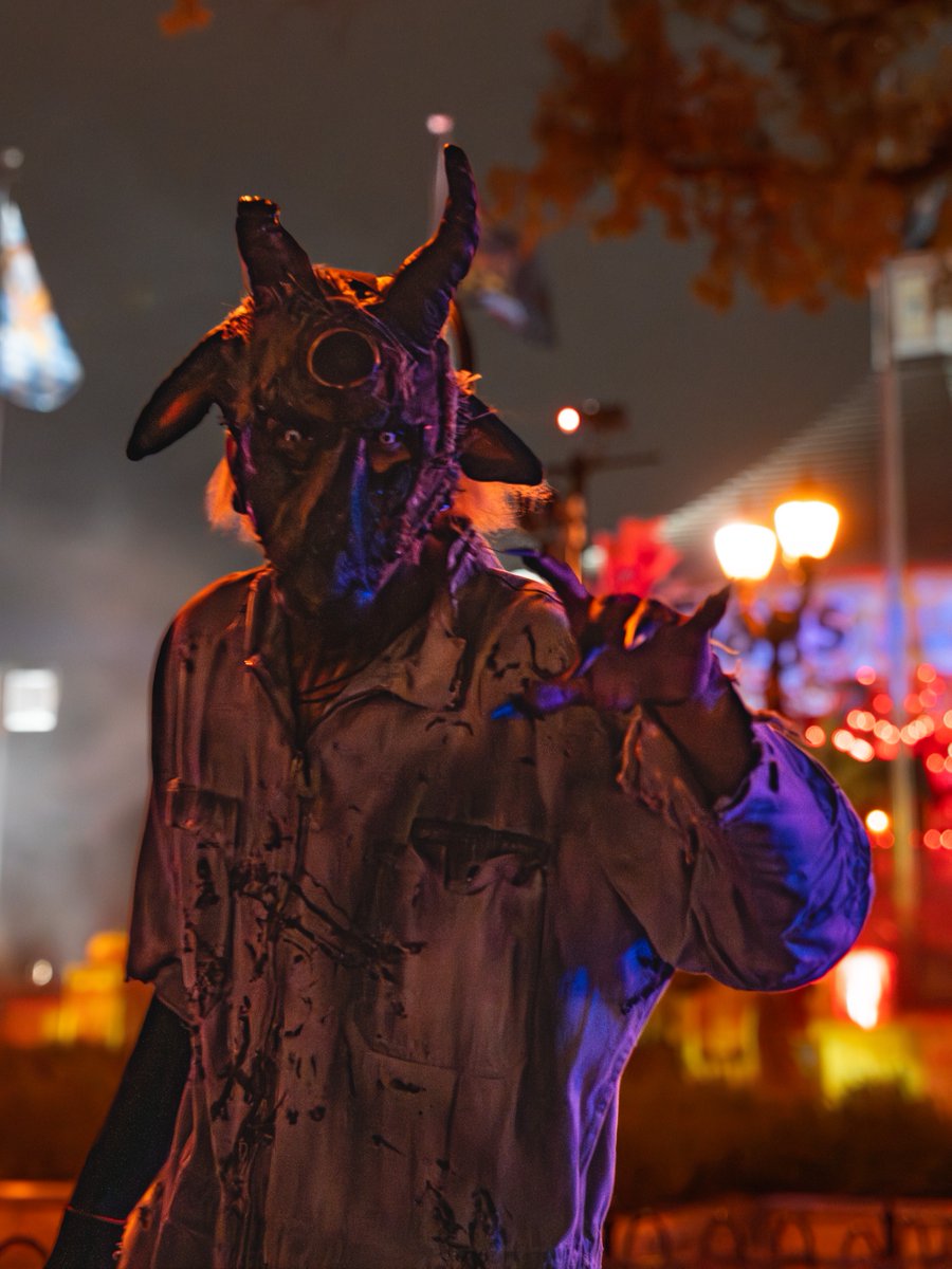 The screams are real! Happy Halloween everyone from our frightfully fun crew to you. Dare to enter Six Flags Over Texas tonight... if you can🎃 👻