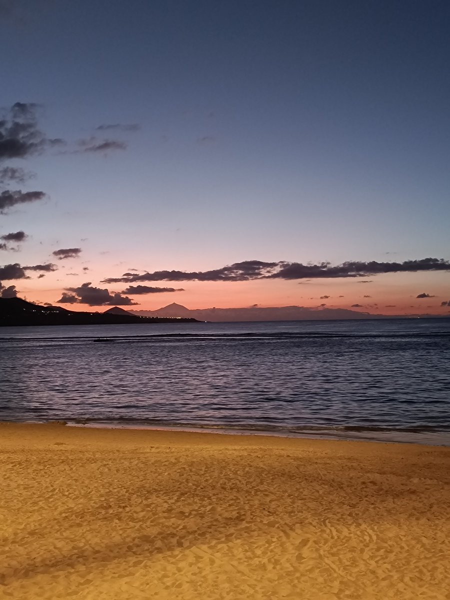 Qué ha pasado...
Se ve el Teide 
Viernes por la noche
Día de Halloween 
Caminando 
Mañana es noviembre 
<a href="/LasCanteras/">Mi playa de Las Canteras 🏊🏻‍♀️🦈</a>