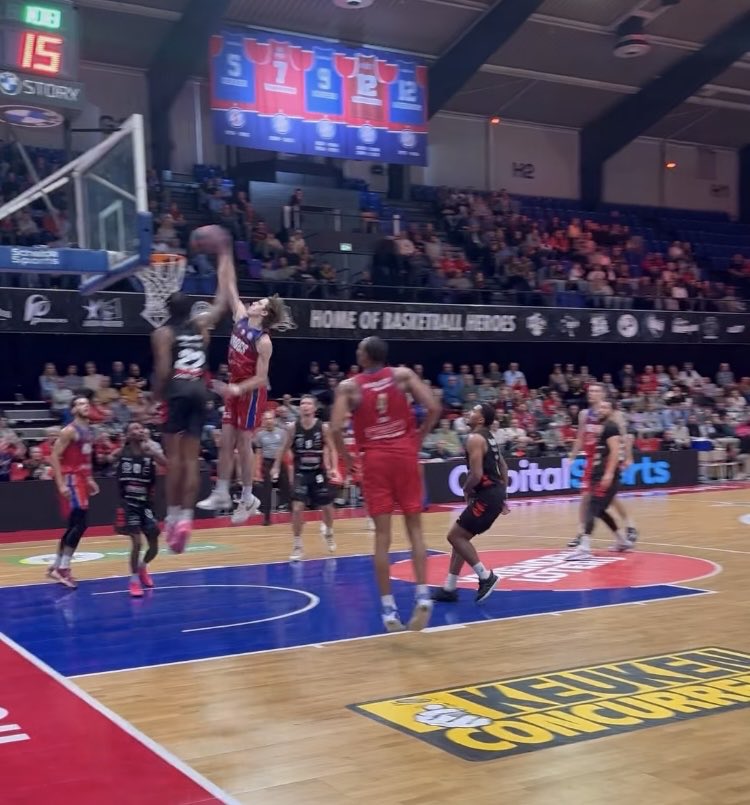 De avond in <a href="/MaaspoortDB/">Maaspoort Den Bosch</a> stond in het teken van #Halloween en hoe toepasselijk ontspon zich een thriller op het veld. Een thriller die <a href="/HeroesDenBosch/">Heroes Den Bosch 🏀</a> uiteindelijk met 97-94 wint van het Belgische Kortrijk. Over één man in het grijs hou ik wijselijk maar mijn mond #HeyaDenBosch