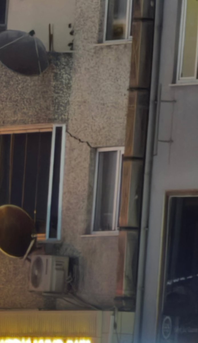 Başka bir binada'da çatlaklar oluştu. Yıkılan 6 katlı binanın çaprazında.

#Gebze