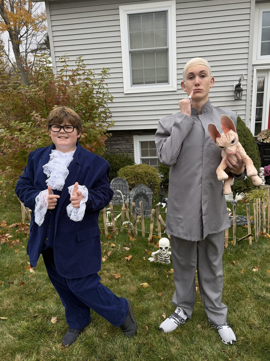 MoShady's tweet image. Happy Halloween from our Dr. Evil and Austin Powers!!! #austinpowers #DrEvil