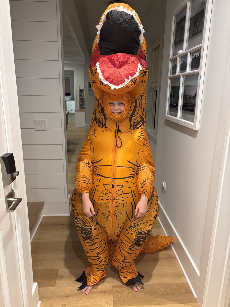 5th grade dinosaur seeking business opportunities tonight. 🦖🦖🍫🍭#HappyHalloween