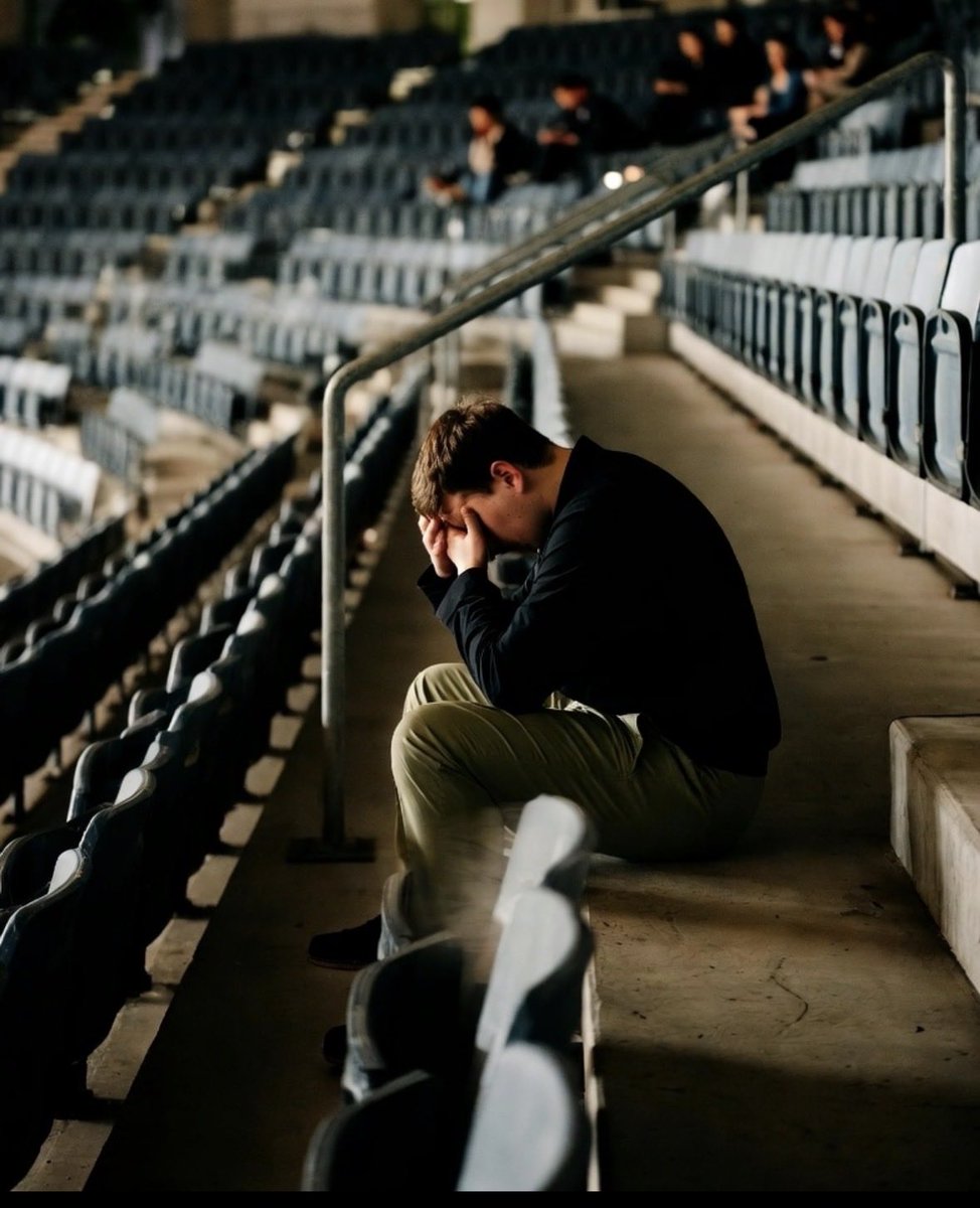 JohnRossLanglai's tweet image. On a gagné 3 matchs sur 12 en national.
On est 9e avec un match de plus que toutes les autres équipes.

Mais ça ne serait vraiment pas grave si on revoyait enfin du foot.

Car oui, le plus difficile à accepter c’est qu’on arrive chaque saison à être plus mauvais que la…