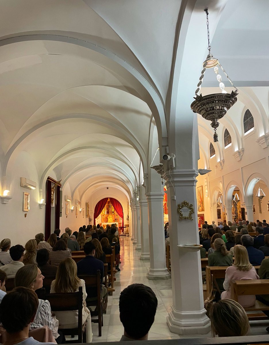 josemarimayoral's tweet photo. Qué bonito ver una iglesia llena un 31 de octubre por la tarde, víspera de la Solemnidad de Todos los Santos. Mientras muchos celebran #Halloween, sin pensar que hasta hace apenas 20 años era algo de las películas americanas, otros recordamos y celebramos en Misa a tantos cristianos que son santos anónimos que gozan junto a Dios de la meta del Cielo. 

#TodosLosSantos