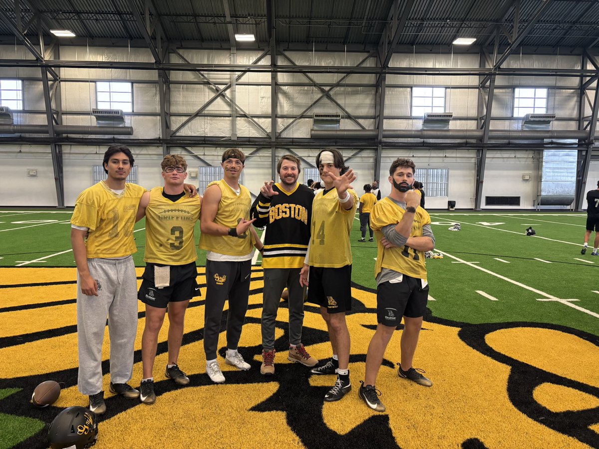 9th green at 9, wear something nice! Happy Halloween! #GoGriffs