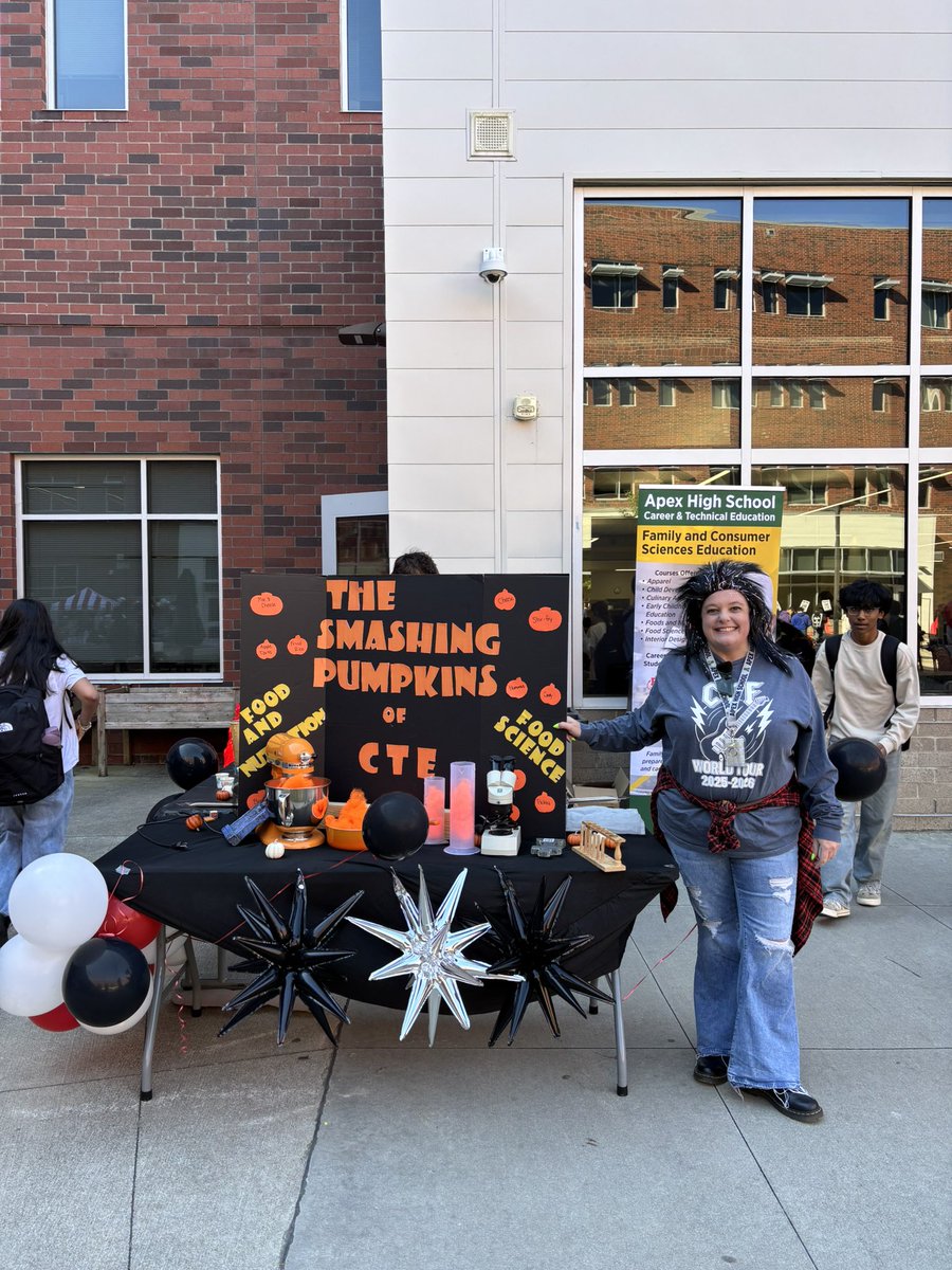 ApexHigh_CTE's tweet image. The CTE World Tour hit the stage at lunches today! 🎸 Students rocked out exploring CTE pathways, future goals, and all the ways CTE keeps Apex High jamming on the road to success! 🚀
#CTEWorldTour #CTERocks #ApexHighCTE