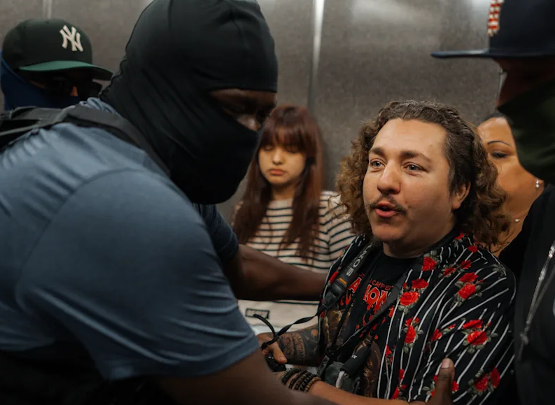Uebey's tweet photo. Last month, ICE injured a photographer when they shoved a reporter out of an elevator at 26 Federal Plaza.

I wrote about the woman in the elevator, a 20 y/o asylum seeker from Peru, who's been jailed in Louisiana 1000 miles away from her family ever since.

@CourthouseNews 🔗⬇️ https://t.co/ydVTMTVp8N