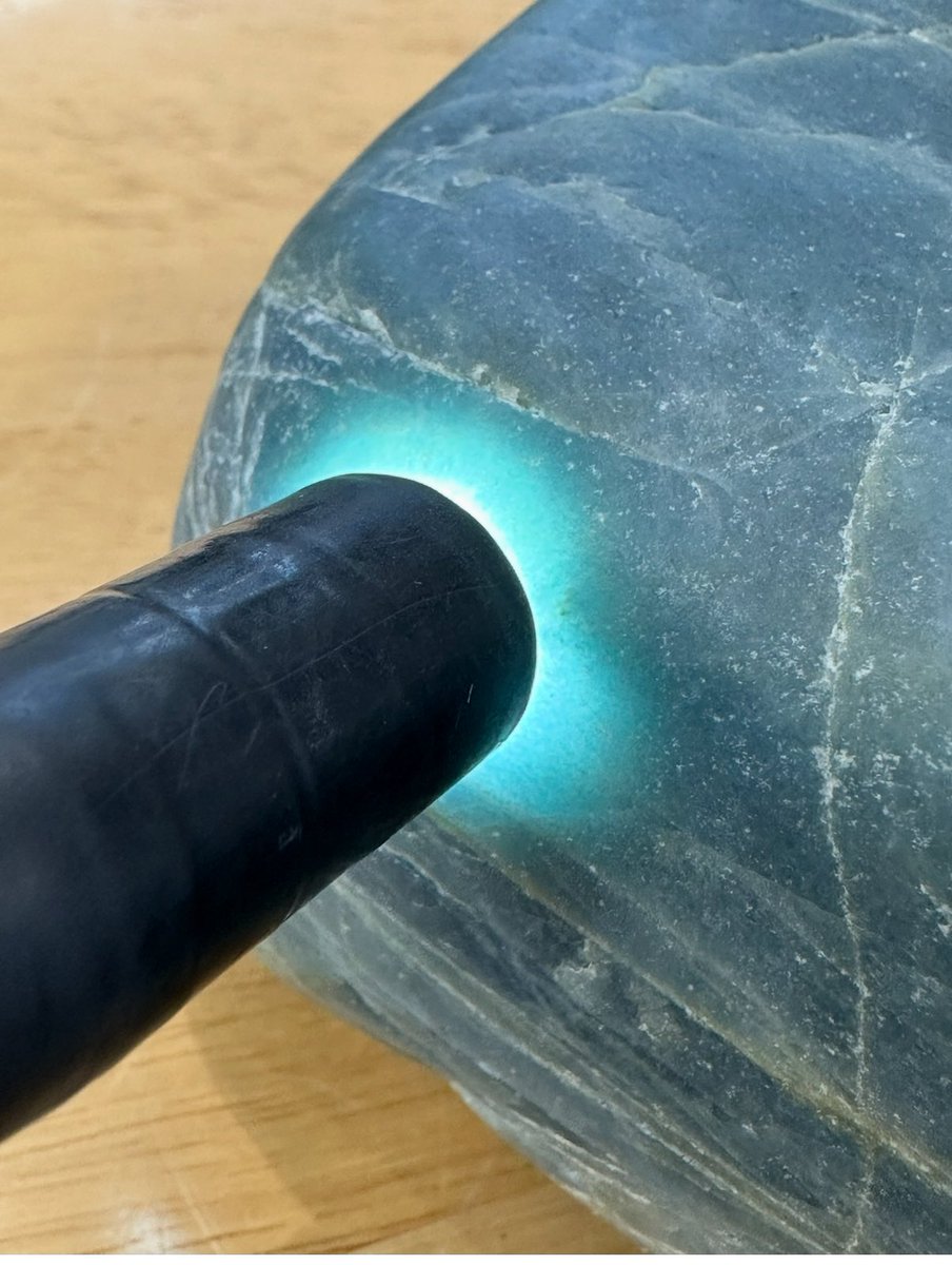 【糸魚川翡翠】 カット 約69×49×38㎜ 約389g 希少石 セール開催中！ 糸魚川翡翠】 カット 約69×49×38㎜ 約389g 希少石 セール開催