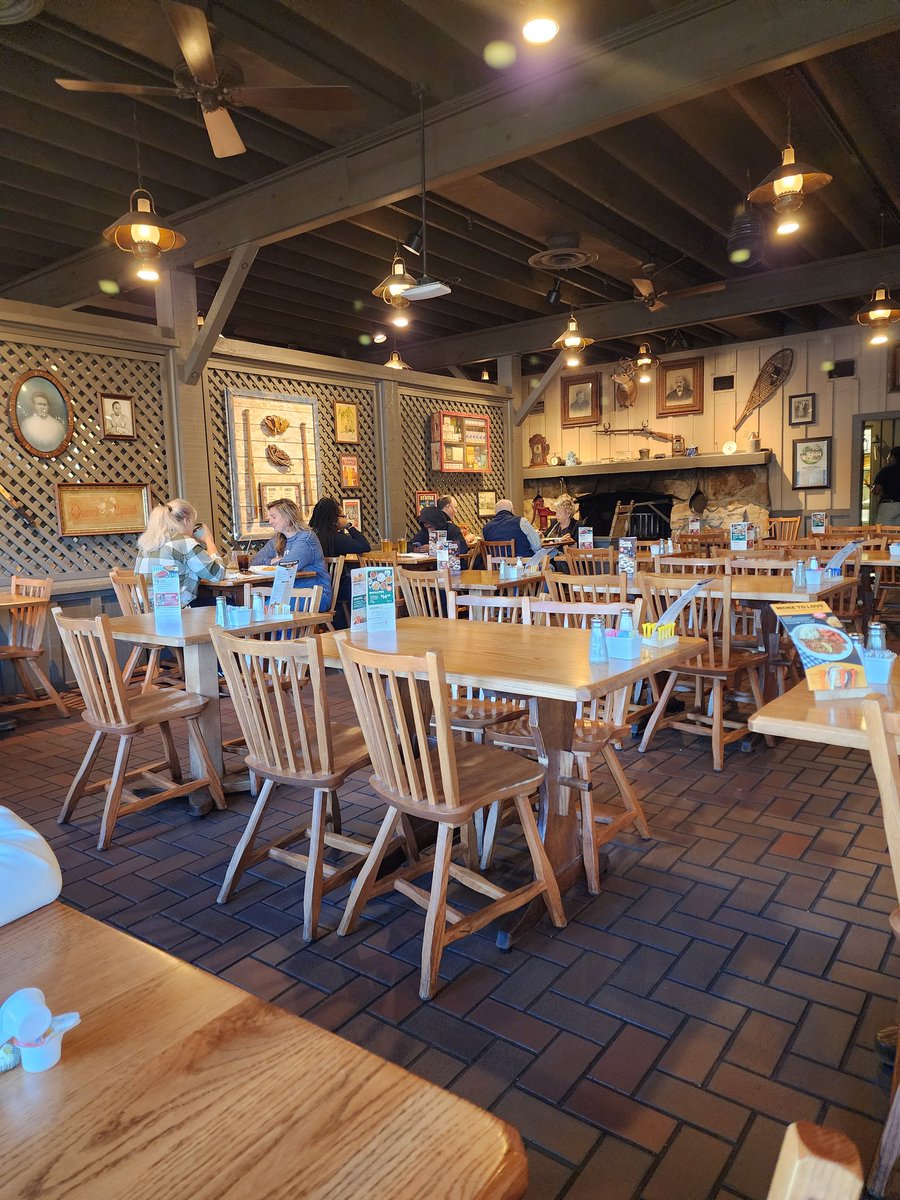 floyd478's tweet photo. @CrackerBarrel went in Macon, GA on Riverside for my Birthday today, being doing for 7 years now. I needed a table for 3, wife and I were there but my dad who uses a walker was running late due to medical issue. So they would not seat me and wife in the empty restaurant https://t.co/aRzcAOixyA