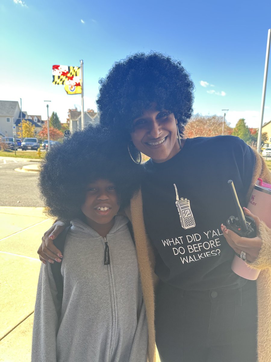 SoniaMatthew2's tweet image. When you and your scholar have the same hairstyle and suddenly you&apos;re both a little concerned about who copied who. 🤔 Great minds or just great hair? Happy Halloween! 🧡 #ProudAssistantPrincipal