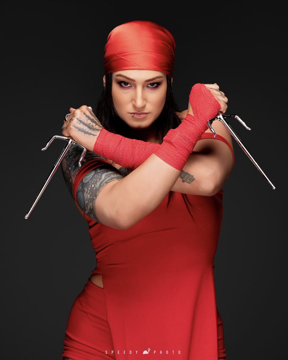 Kris Statlander's Halloween costume of Elektra! (📸: speedy. photo), image size:959x1199