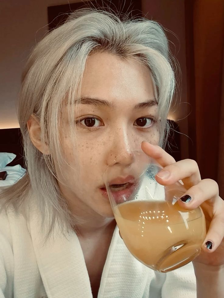 pudimeoww's tweet image. 🫧 | #PUDIM via Bubble 

👤 Já está pronto?

🍮 Acho que tá indo ㅋ ㅋ ㅋ 
🍮 falta só o cabelo 
🍮 será que a roupa vai ficar muito básica? To com medo