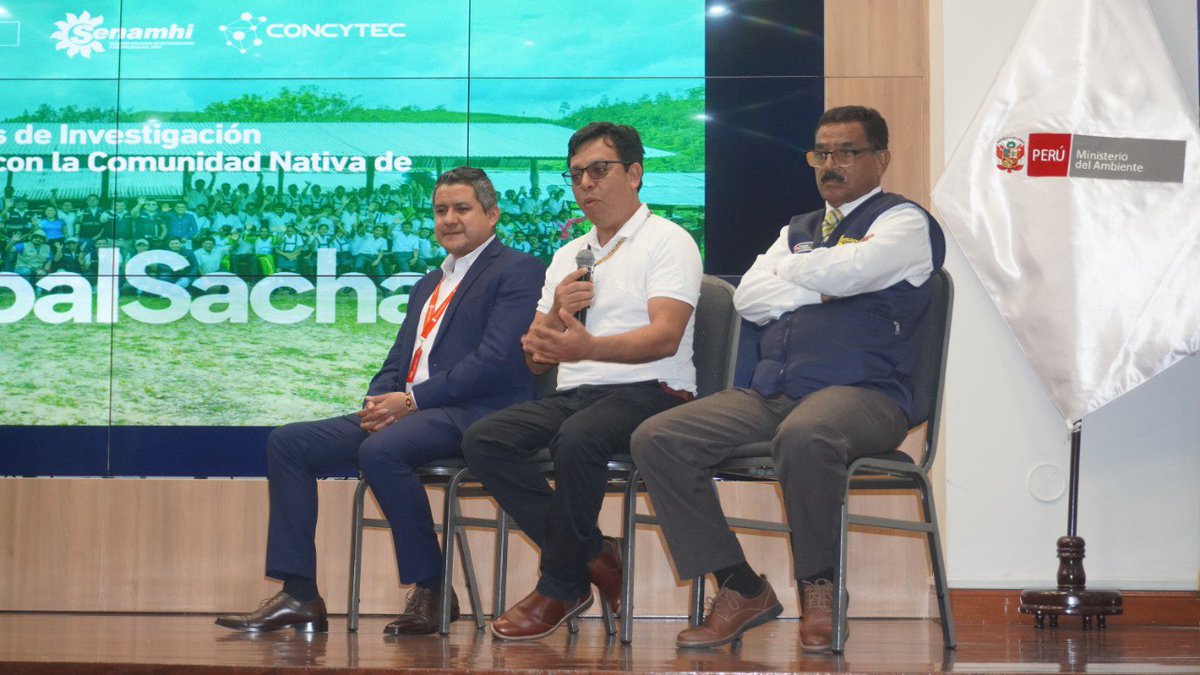 Senamhiperu's tweet photo. En la actividad participaron el Ministro del Ambiente, Miguel Espichán; Presidenta Ejecutiva (e) del Senamhi, Raquel Soto; Director de la I.E. Manuel Seoane Corrales, José Gutiérrez y aliados estratégicos #Concytec #SaveTheChildren #UNALM https://t.co/I0Fy9CrJeF