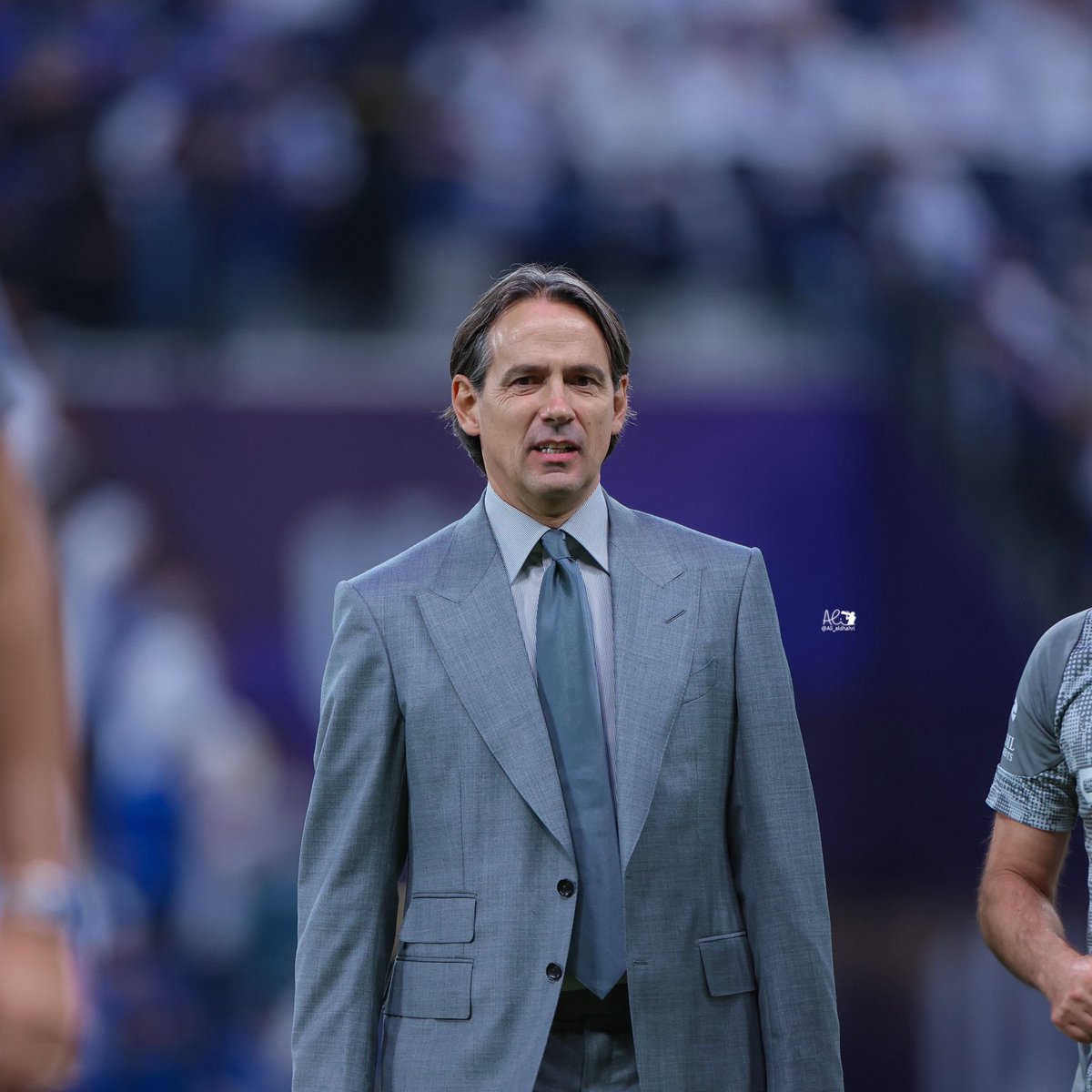 بتكلم بشكل مطوّل .. تغريدة اتمنى توصل للبعض 🚨🔵

من اول يوم تعاقد فيه الهلال مع انزاغي وكلنا نعرف ان المدرب بيطبق اسلوبه وطريقته؛ مافيه مدرب "كبير" بـيغير طريقته بشكل جذري في كل المباريات، استلم الفريق بكاس العالم بدون اي اعداد او اي مباراة ودية افتتحها ضد ريال مدريد ومانشستر