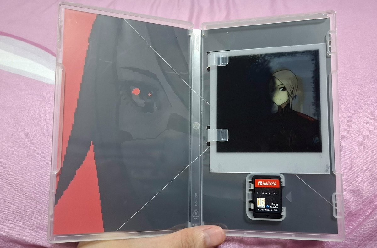 Picked up a physical copy of Signalis!! Super happy it came with the polaroid 😊😊