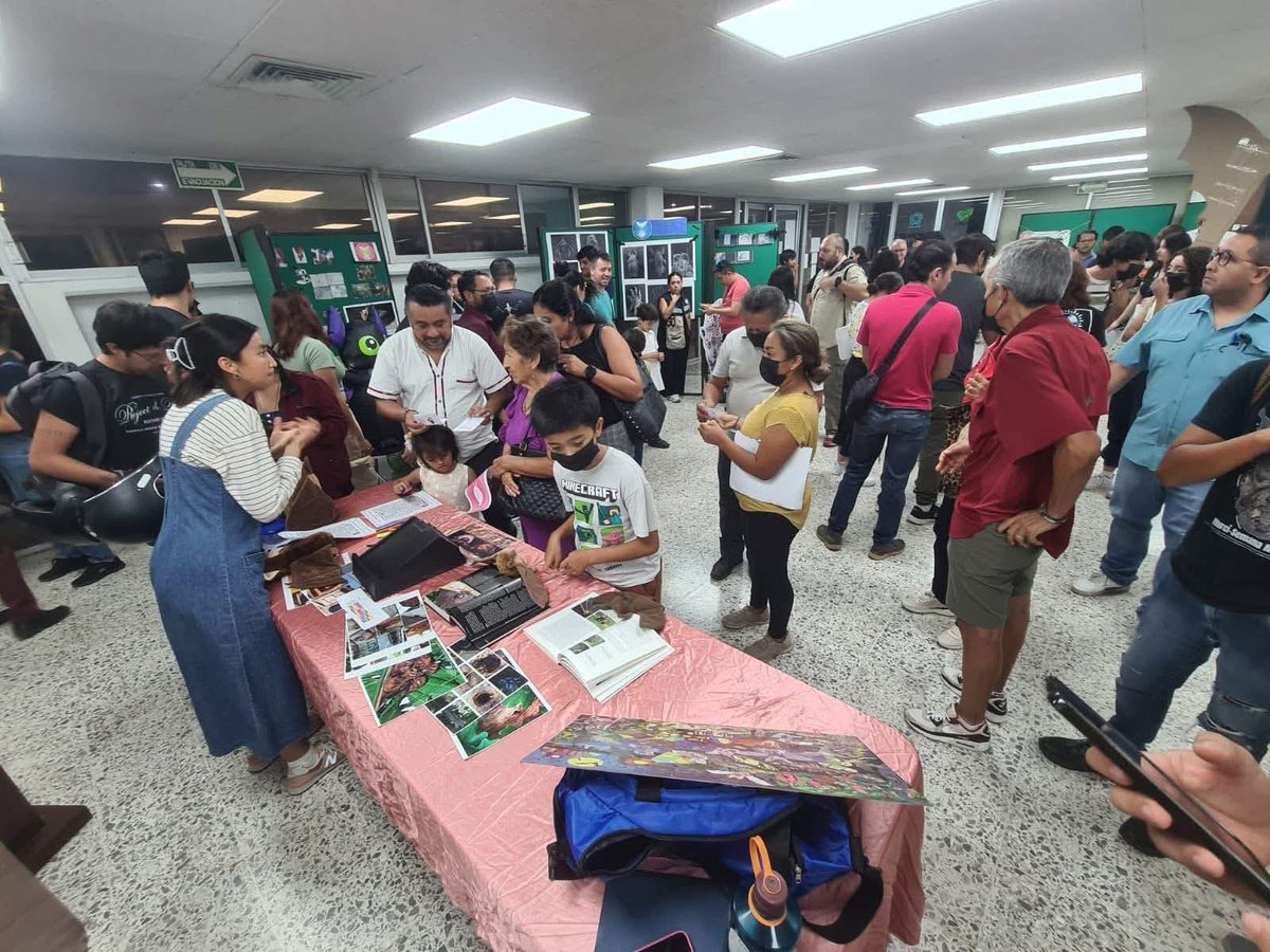 ConexionCinves's tweet photo. 🦇✨ El @CINVESTAVMERIDA celebró una noche llena de ciencia y convivencia con el evento “Murciélagos en la Ciudad”, en el marco de la #MurciSemana2025.
Conferencias, proyecciones y actividades familiares acercaron al público a la conservación de estos increíbles mamíferos. 🌿 https://t.co/H9XFNMUOVo