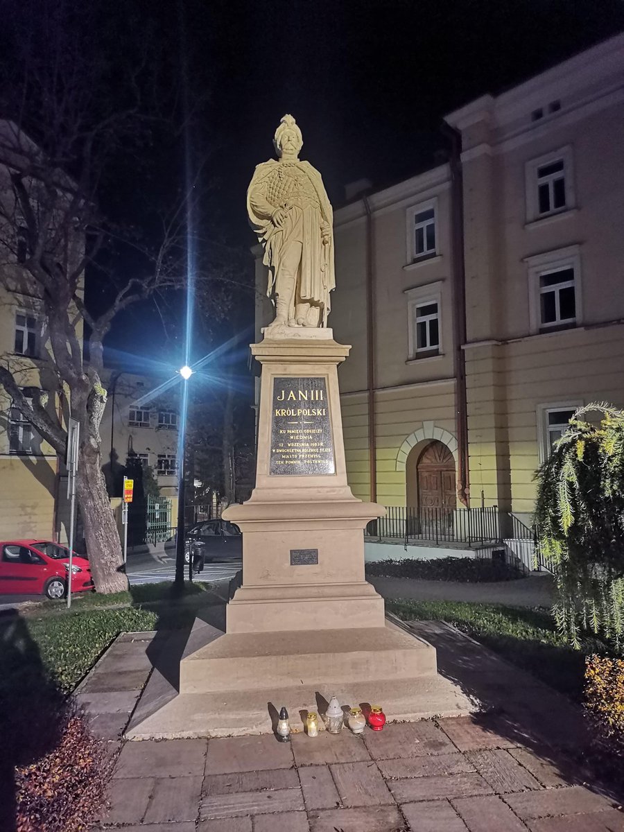 Zakończyliśmy spacer Pamięci w Przemyślu. 
To już coroczna akcja: w wigilię Wszystkich Świętych chodzimy po centrum naszego miasta, palimy znicze i modlimy się przy pomnikach, tablicach i miejscach kaźni naszego narodu. 
Zachęcam każdego, aby w ten sposób spędzać ten dzień!