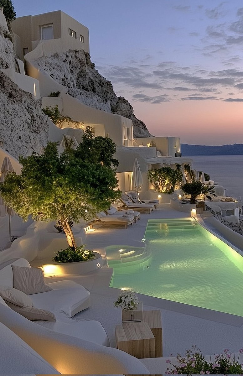 _UnrealEstate's tweet image. Shoulders back, aim high.