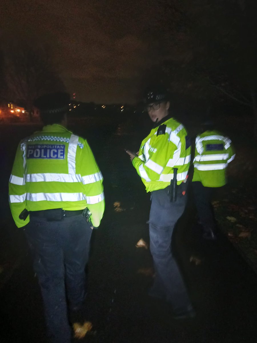 MPSNorburyPark's tweet image. Tonight Norbury Park SNT were out being a visible presence making sure everyone was keeping safe and enjoying this Halloween night. 
Also giving out safety advice leaflets to everyone. 

Happy Halloween 🎃

#NorburyPark 
#MPSCroydon 
#MyLocalMet