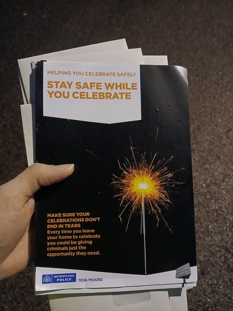 MPSNorburyPark's tweet image. Tonight Norbury Park SNT were out being a visible presence making sure everyone was keeping safe and enjoying this Halloween night. 
Also giving out safety advice leaflets to everyone. 

Happy Halloween 🎃

#NorburyPark 
#MPSCroydon 
#MyLocalMet