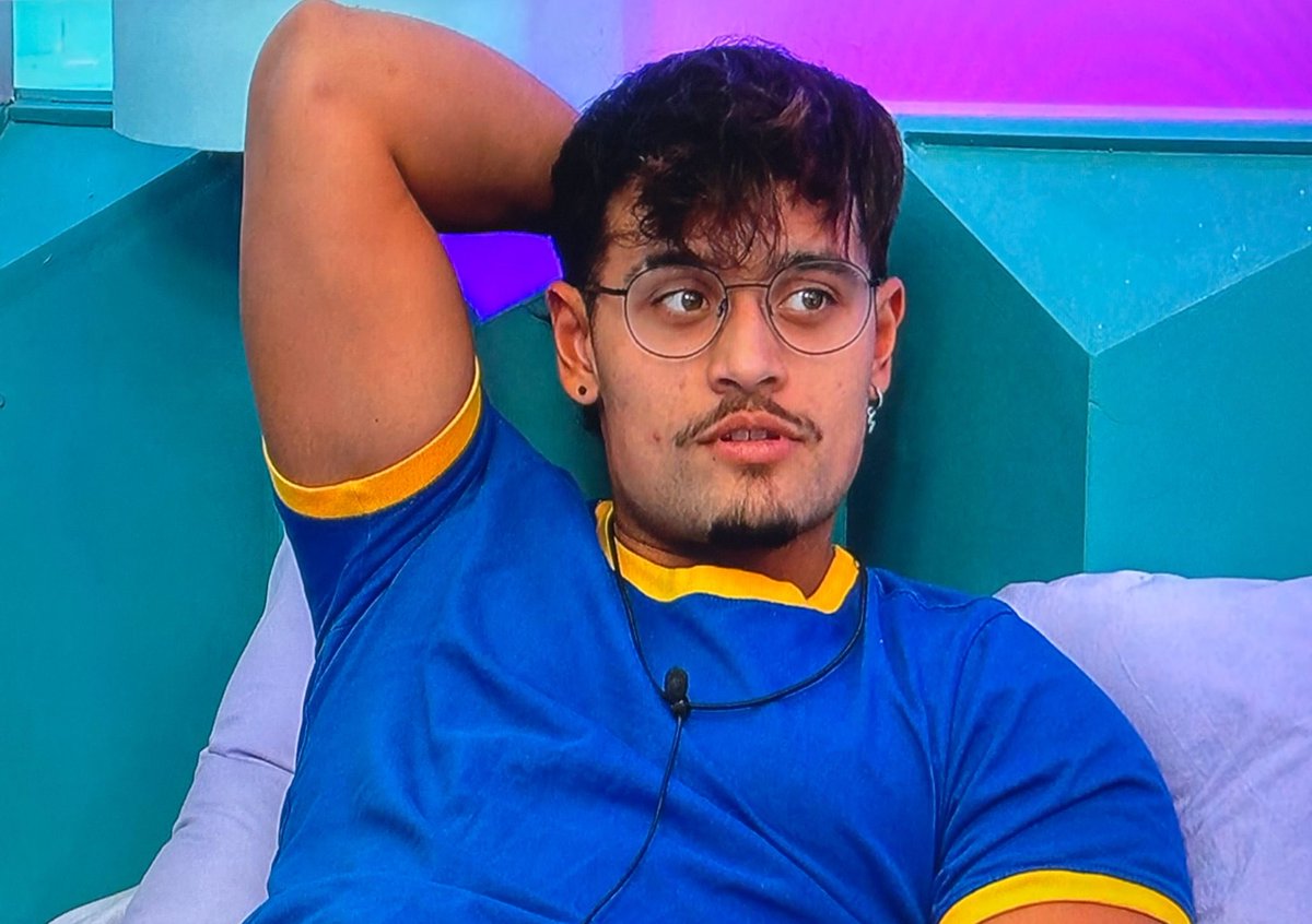 ventimochaa's tweet image. I honestly get why Sam doesn’t listen to Zelah because I wouldn’t be able to focus if he did this to me mid convo #BBUK