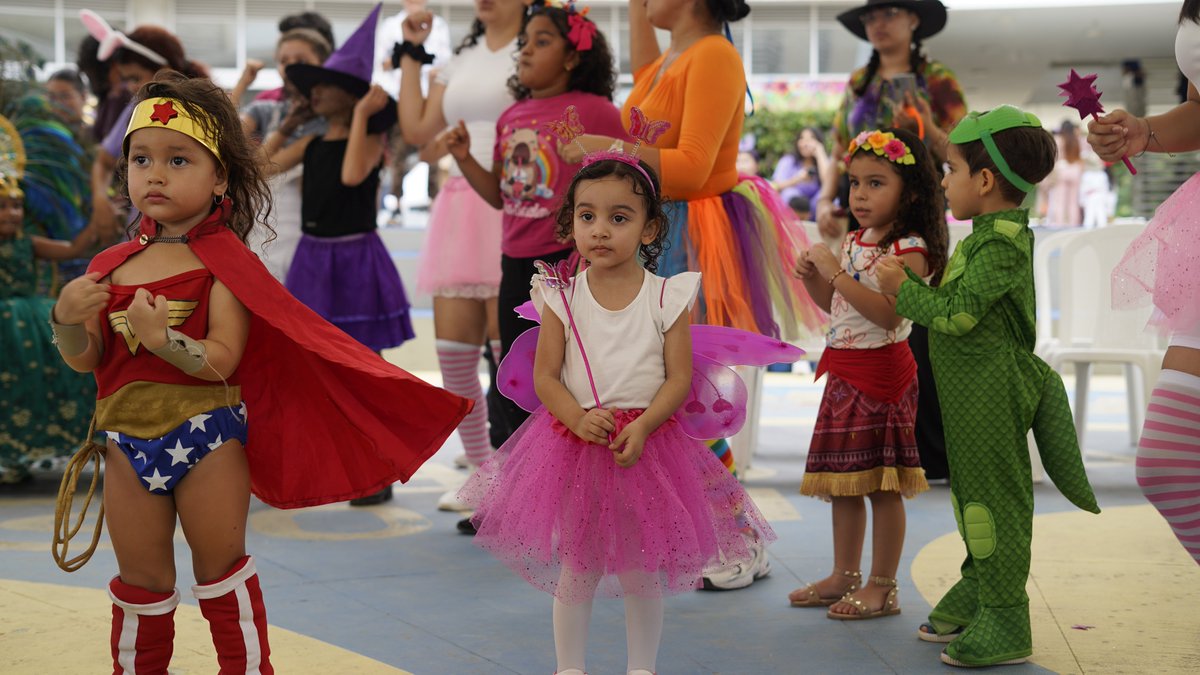 🎃✨ ¡Inicia nuestra Jornada Triki Triki en la #FILSMAR2025! 📚💫
Ponte tu mejor disfraz, ven con tu familia y disfruta de esta gran fiesta de la literatura, llena de color, diversión y lectura. 👻💜
#SantaMarta500Años #FILSMAR #TrikiTrikiLiterario #LecturaYMagia #CulturaViva