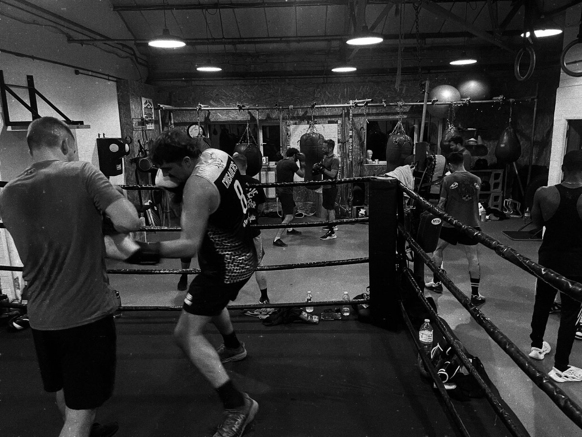Awesome work for the Friday night Box ‘n’ Beers gang at The Primal Boxing Club - Melton Mowbray 

#Boxing #BoxingClass #Fitness #MeltonMowbray #BoxingWorkout #GymLife #Training #LeicestershireFitness #BoxingTraining #GetFit