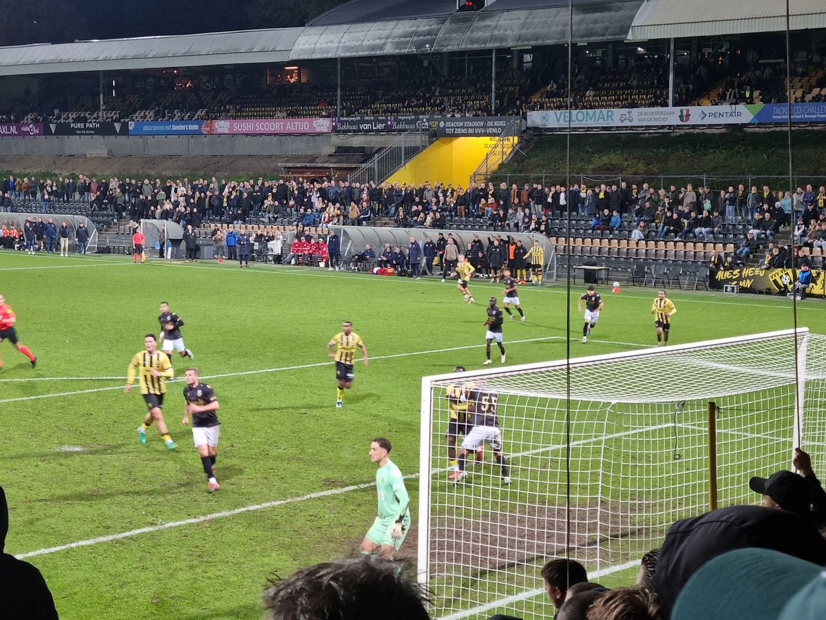 Einde in De Koel na een tumultueuze wedstrijd die twee keer werd gestaakt. VVV gaat met de week onsamenhangender spelen. Na de 0-2 was het va banque. Blancquart kopte kort voor tijd nog wel de 1-2, maar die goal kwam te laat. Je gaat onderhand terugverlangen naar Lammers. #vvvvit