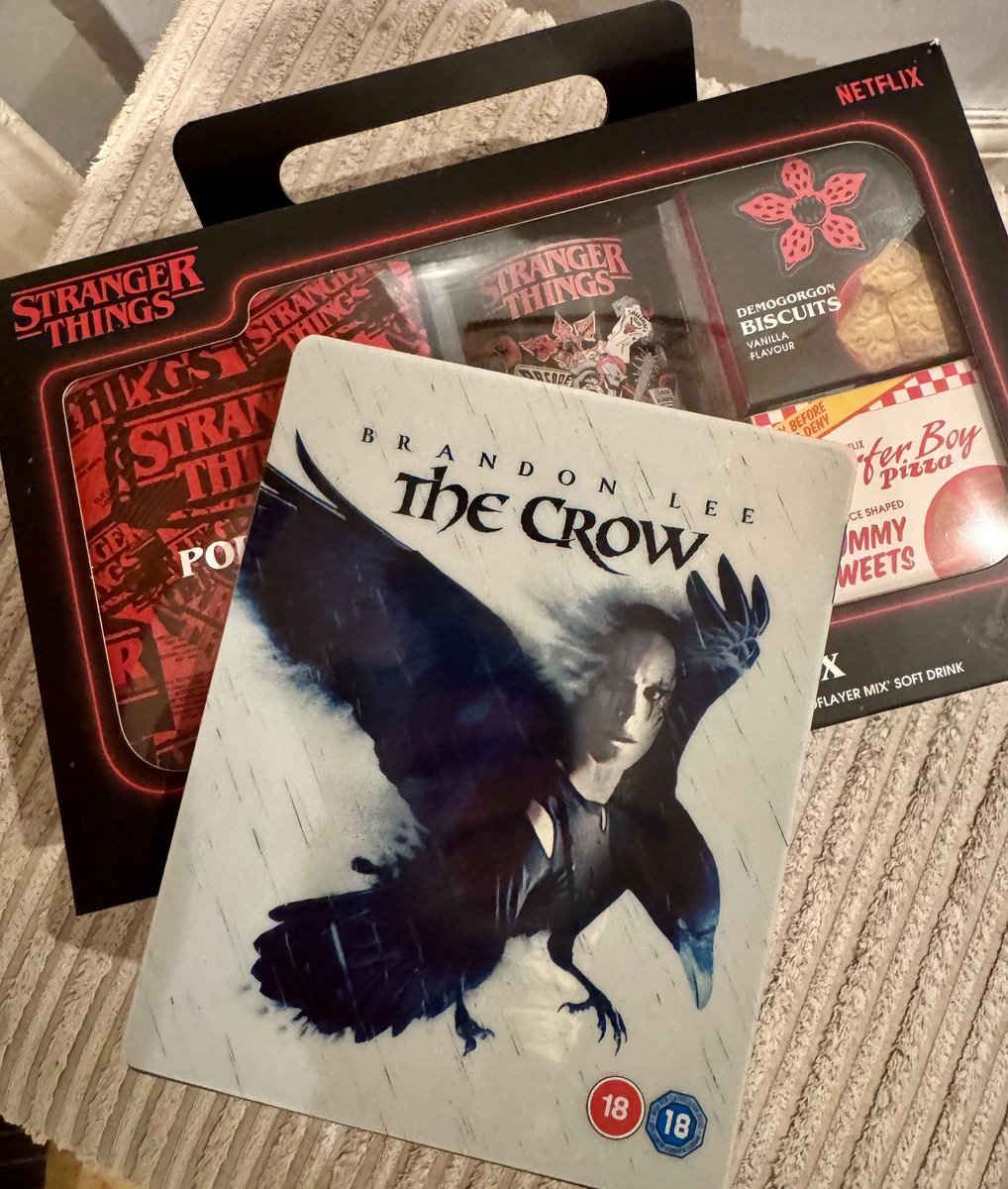 mattlightrabbit's tweet image. Halloween night 🎃 #thecrow