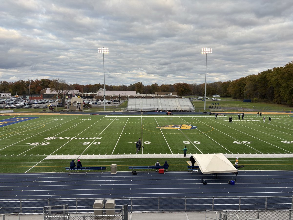 Also time for playoff football! <a href="/FRHS_Athletics/">Fremont Ross Athletic Department</a> takes on <a href="/OFalls_Bulldogs/">OFalls Bulldogs</a> , and you can watch it here starting at 6:45pm. <a href="/SportsKee1/">KeeOnSports</a> 

nfhsnetwork.com/events/ohsaa/g…