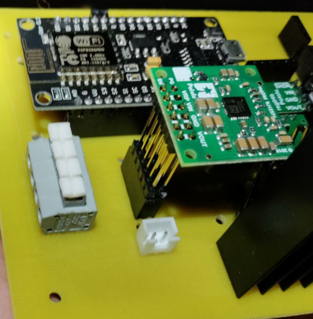 sql_monk's tweet image. Hardware hotfix ) буквально.
(накосячив, коли розробляв. і всі "гарячі елементи опинились внизу (mosfet і дросель), наклею радіатори і підніму повище. Виправлю в наступній ревізії)