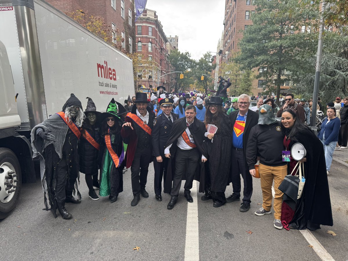 Happy Halloween 👻 

Tonight we have hundreds of Officers here to keep our neighborhood safe. 

To keep yourself safe👉wear reflective clothing and/or carry a flashlight to be visible, walk on sidewalks and cross streets at corners. 

Have a great Halloween 👻