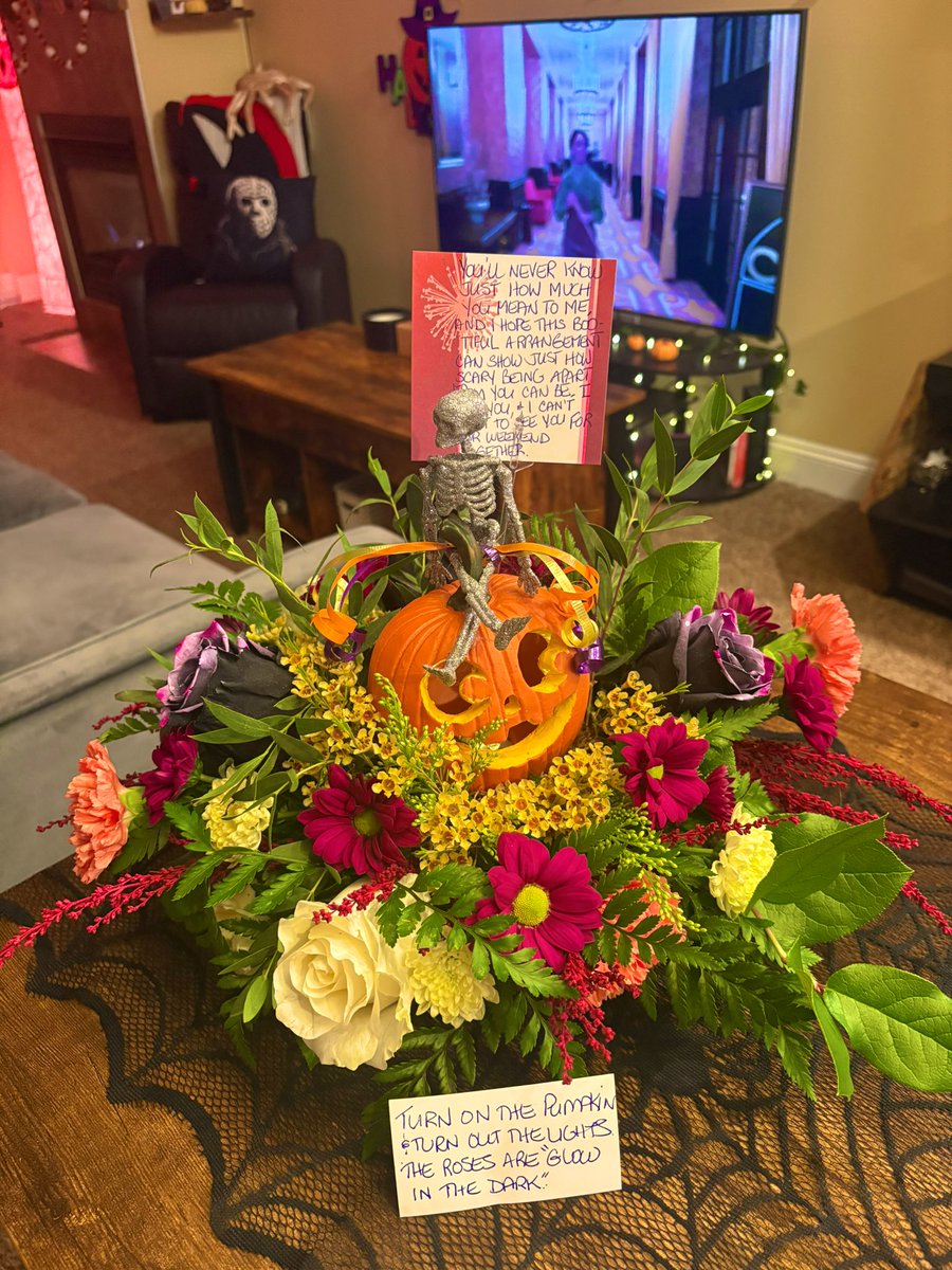 By far the best flowers I’ve ever gotten in mah life 

HALLOWEEN FLOWERS!! #Halloween