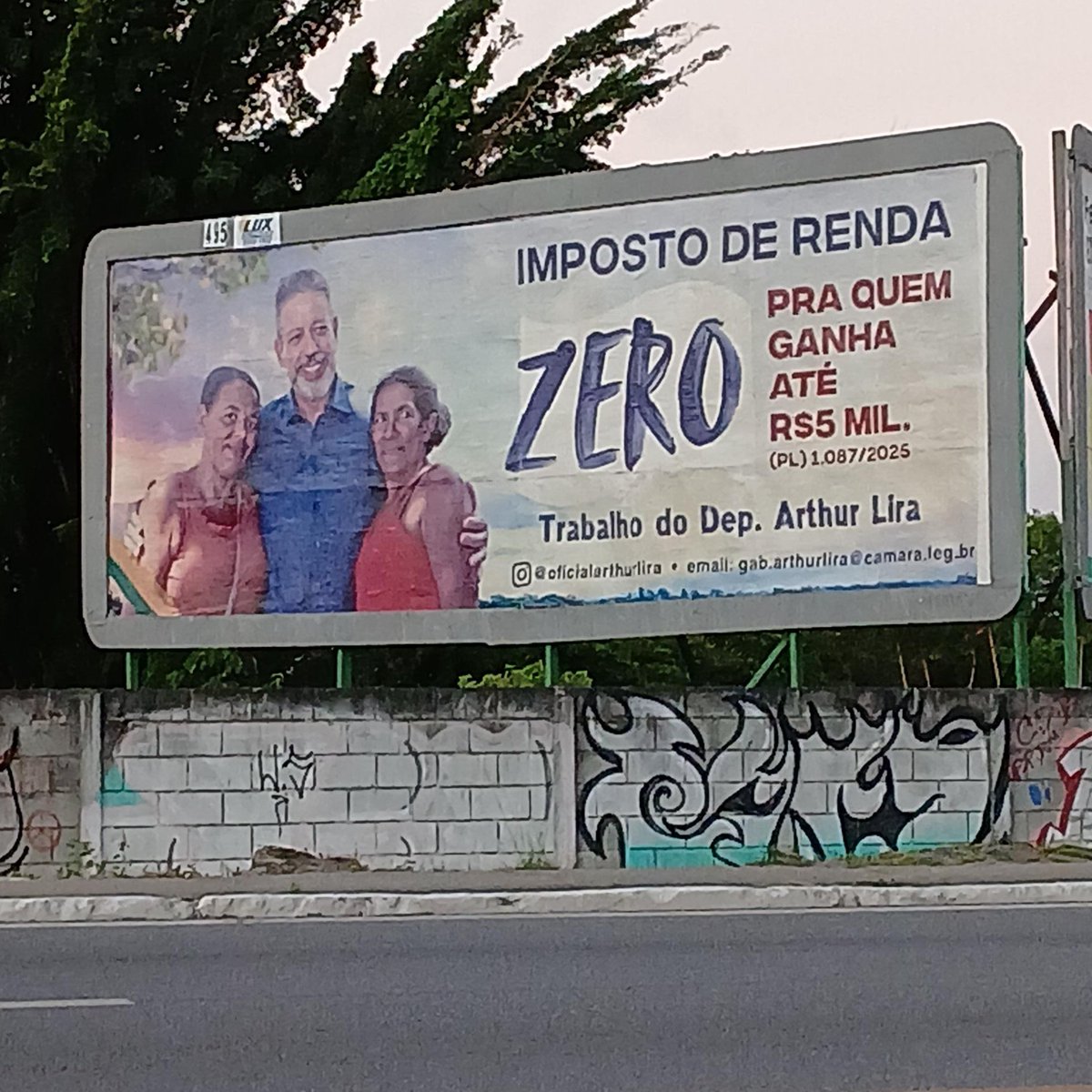 Está circulando uma foto de um outdoor na Av. Menino Marcelo, região periférica de Maceió. Arthur Lira tenta se apropriar da paternidade de um projeto e de uma conquista do PT e do governo Lula. Até quem não quer sair no santinho com Lula, usa o Lula....