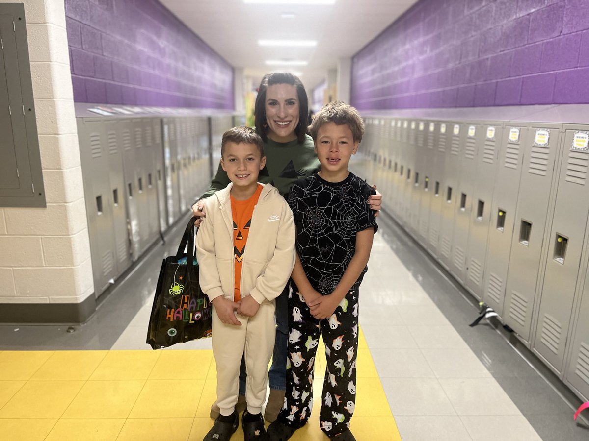 “Mrs Miele can we take a picture with you” 💛🖤