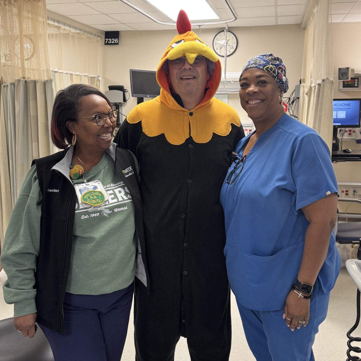 UAB_Anesthesia's tweet image. More Halloween fun! Dr. Berkowitz spread some cheer (and candy) around the ORs today!