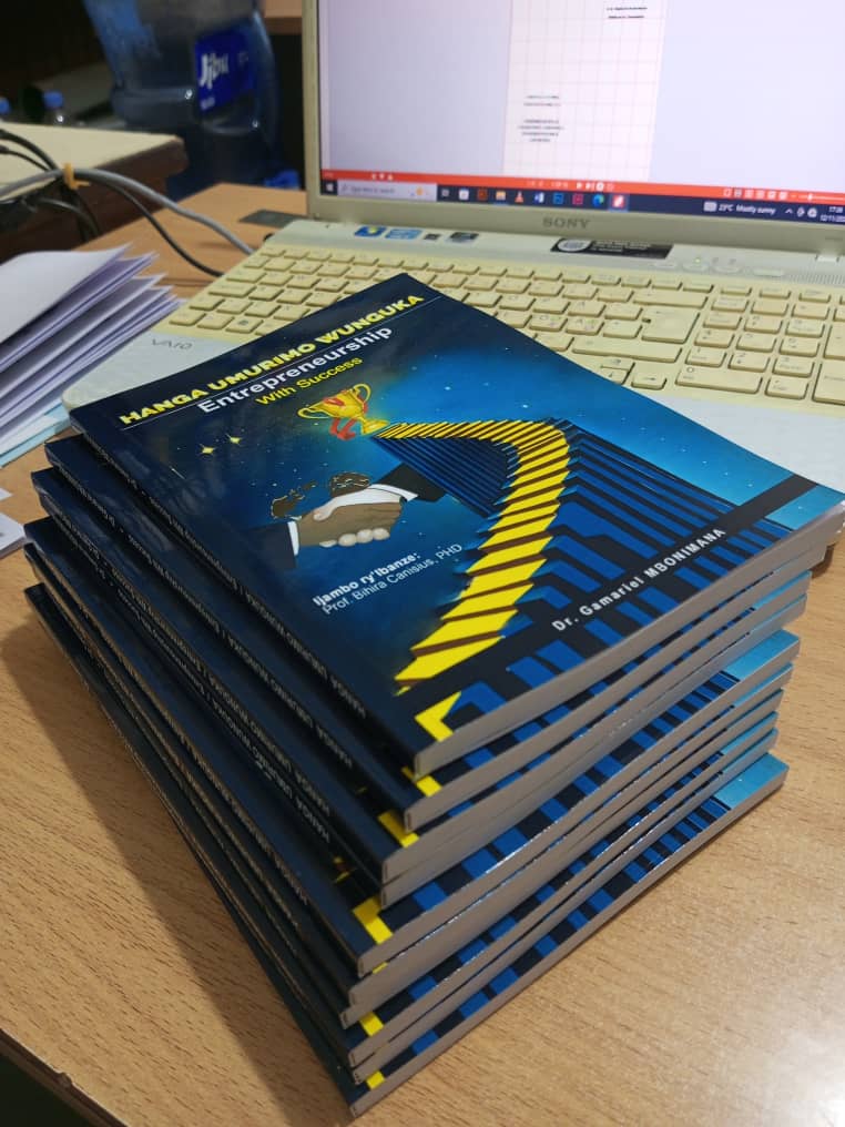 DrMbonimana's tweet photo. Buri mwaka tariki ya 12/11 nizihiza isabukuru yo kutanywa ka #Manyinya nkanamurika n'igitabo. Uyu mwaka(2025),uyu muhango uzabera #Sonatube ku kicaro cya @SoberClub1.Nzanamamurika #IbitaboByAbana100 byiyongera ku bitabo #HangaUmurimoWunguka(2024) na #ImbaragaZUbushishozo(2023) https://t.co/H1GoCOXbfK