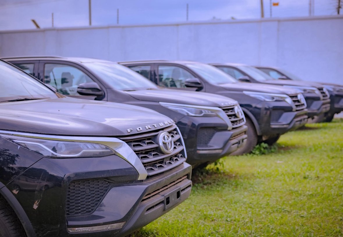 dc_ebony's tweet photo. GOV AIYEDATIWA PRESENTS NEW VEHICLES TO TRADITIONAL RULERS, PROMISES MORE WELFARE SUPPORT

...says gesture symbolises dignity, honour, respect for royal fathers

He commended the governor for keeping his promise to improve the welfare of traditional rulers. https://t.co/Bpw8ZpDyuB