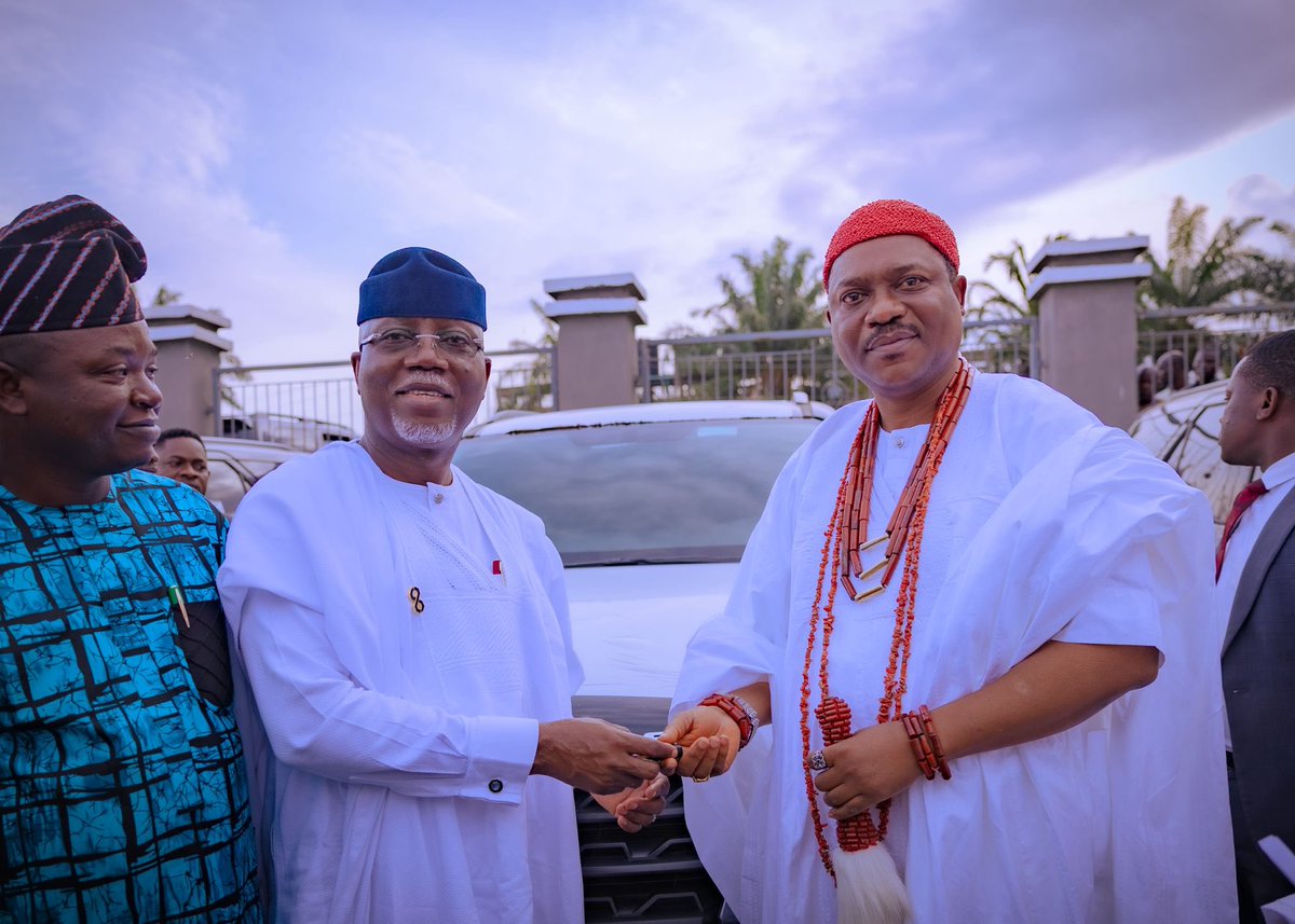 dc_ebony's tweet photo. GOV AIYEDATIWA PRESENTS NEW VEHICLES TO TRADITIONAL RULERS, PROMISES MORE WELFARE SUPPORT

...says gesture symbolises dignity, honour, respect for royal fathers

He commended the governor for keeping his promise to improve the welfare of traditional rulers. https://t.co/Bpw8ZpDyuB