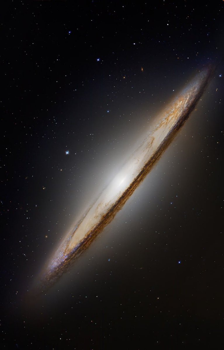 The most beautiful Sombrero galaxy, 28 million light-years away from us ✨