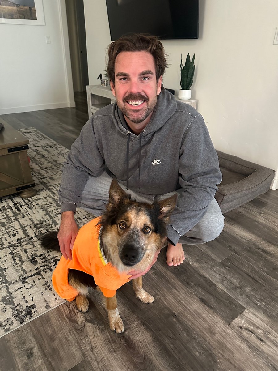 JuddOlmstead's tweet photo. The happiest candy corn on the block.
#Halloween2025 #HalloweenCostume #Waffles https://t.co/Y3FfbqUpTR