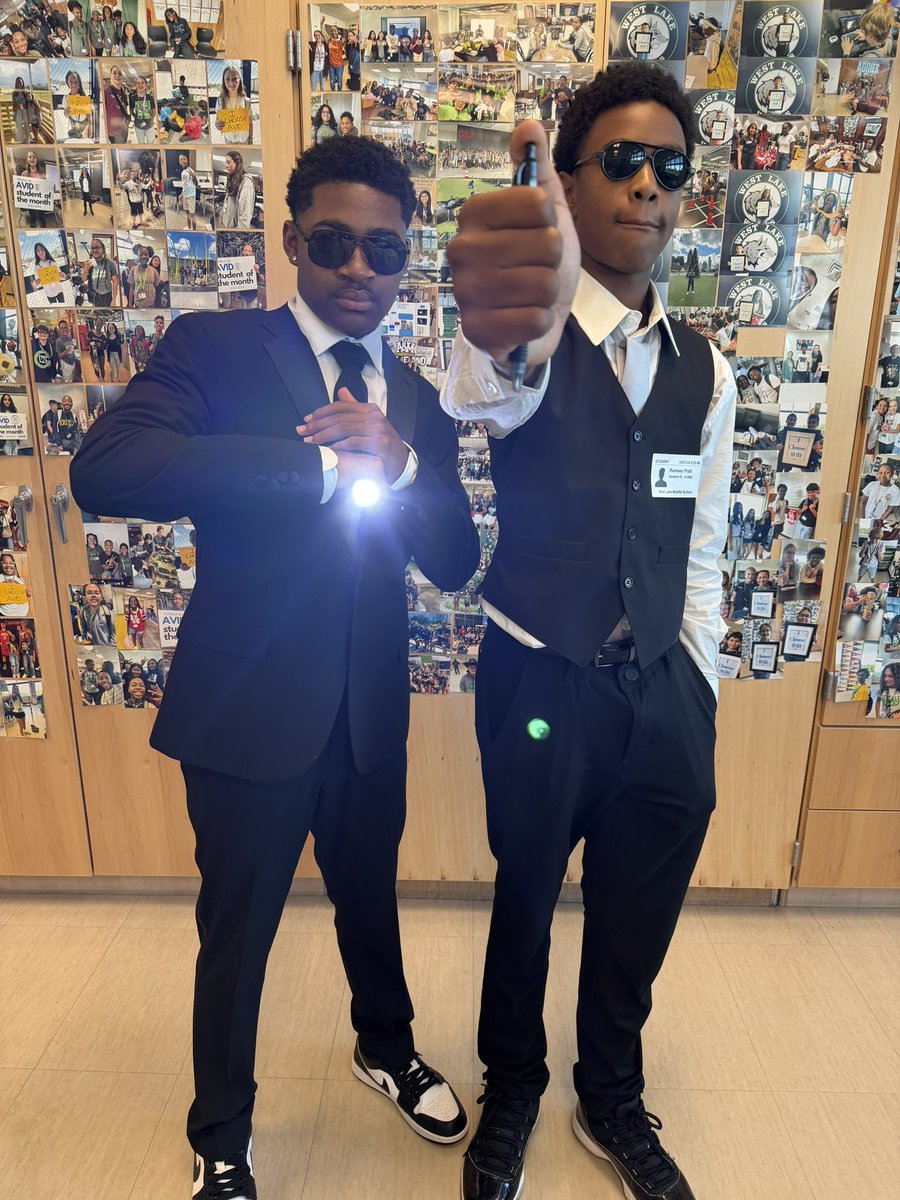 WLMS_AVID's tweet image. Costume day is my favorite day of the year! Halloween trivia was a hit and my memory was cleared so I’m glad that I have photo evidence.