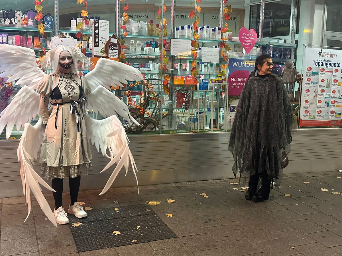 هالووین را به تمام خاورمیانه ای های جهان تبریک و تهنیت عرض میکنم

پ ن : عکس و انتشار با اجازه بوده .
پ ن: هر دو خیلی ناز بودن .